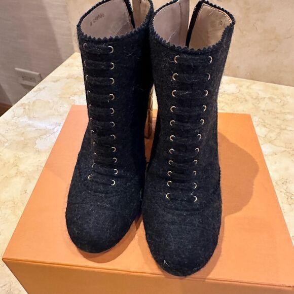 Chanel gray boots with gold embellished heel. Size 41 - Picture 1 of 17